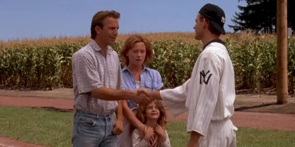 Ray Kinsella (Kevin Costner) med familien sin, håndhilser på John (Dwier Brown) i Field of Dreams.