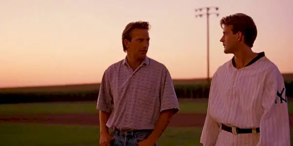 Ray (Kevin Costner) og John (Dwier Brown) snakker i Field of Dreams.