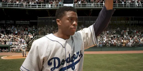 Jackie Robinson på banen i 42