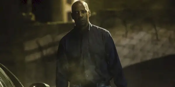 Denzel Washington nachts auf der Straße in „The Equalizer“.