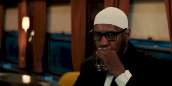 McCall trinkt vor dem Kampf in Equalizer 2 etwas