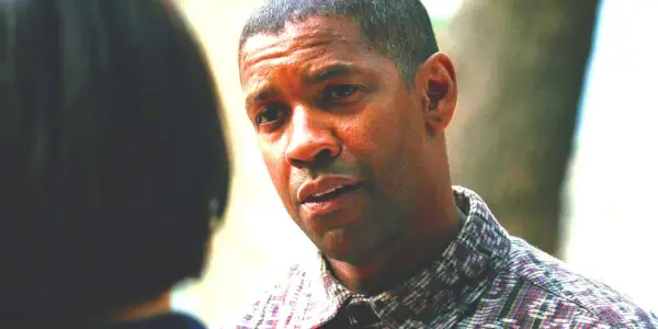 Denzel Washington como John W. Creasy habla con un hombre en Man on Fire