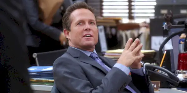 エイミーの前に座るハゲワシ役のディーン・ウィンターズ