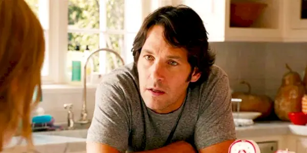 Paul Rudd som Pete lener seg fremover og ser bekymret ut i This Is 40