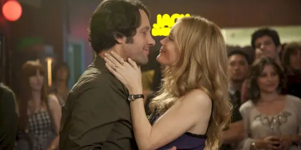 Paul Rudd som Pete og Leslie Mann som Debbie i ferd med å kysse i This Is 40