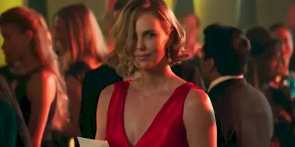 Charlize Theron lächelt in Totale