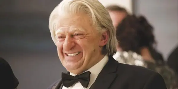 Andy Serkis lächelt in der Totalen