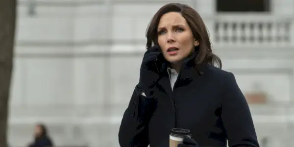 June Diane Raphael telefoniert in Long Shot