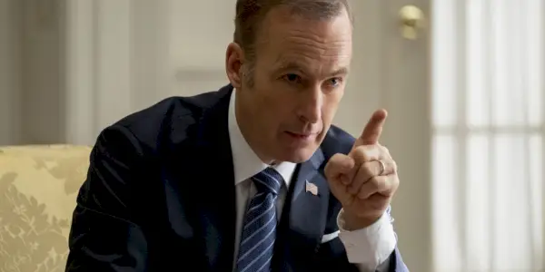 Bob Odenkirk zeigt in Long Shot mit dem Finger