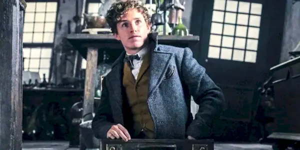 Eddie Redmayne como Newt Scamander parece sorprendido en Animales Fantásticos