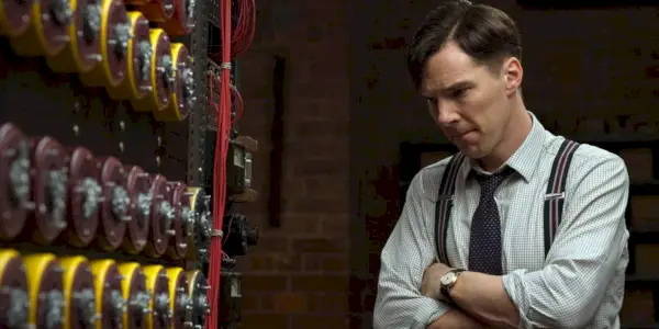 Alan Turing regarde une machine dans The Imitation Game