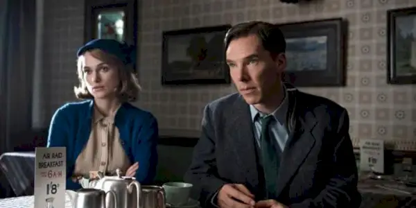 Alan Turing et Joan Clarke assis à une table dans The Imitation Game