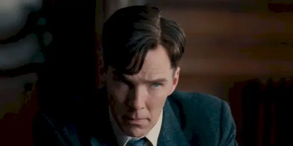 Benedict Cumberbatch dans le rôle d'Alan Turing regardant attentivement quelque chose dans The Imitation Game
