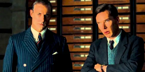 Stewart Menzies et Benedict Cumberbatch regardent quelque chose dans The Imitation Game