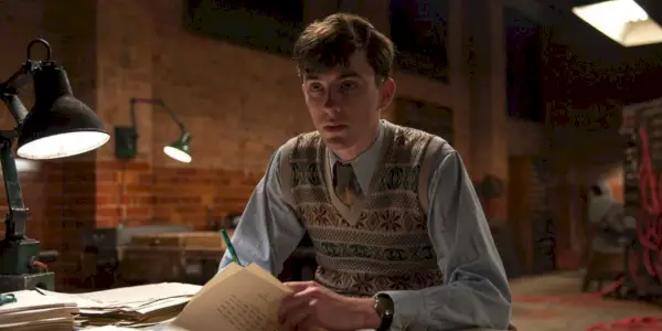 Peter Hilton assis à une table dans The Imitation Game