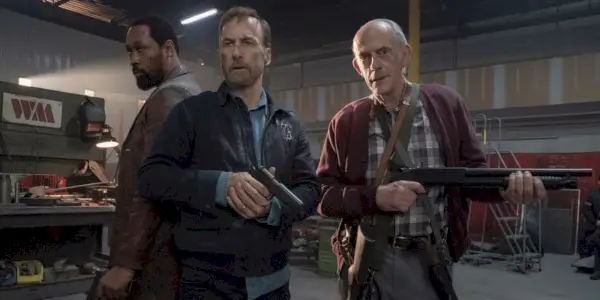 ノーバディの倉庫で銃を構えるRZA、ボブ・オデンカーク、クリストファー・ロイド