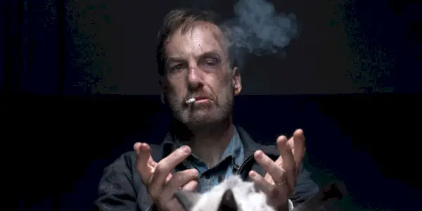 『ノーバディ』でボブ・オデンカークが喫煙し手錠をかけられる