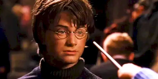Harry Potter (Daniel Radcliffe) si nechal opraviť okuliare Hermionou vo filme Harry Potter a tajomná komnata