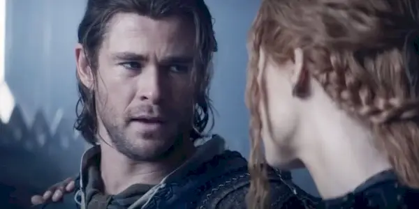 Chris Hemsworth nel ruolo del cacciatore in The Huntsman_ Winter