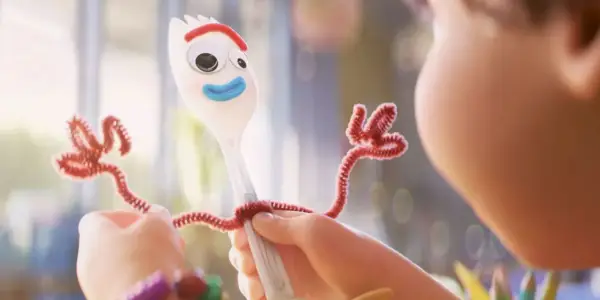Bonnie cria Forky na aula de Toy Story 4.