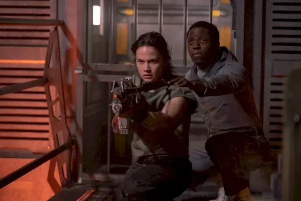 cailee spaeny y david jonsson en alien romulus