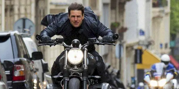 Tom Cruise conduit une moto dans Mission Impossible Fallout