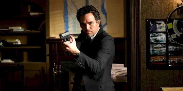 Mark Ruffalo betritt in „Now You See Me“ einen Raum mit einer Waffe