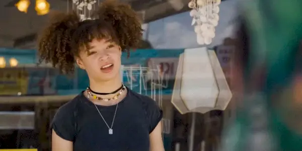 Charle una chica al lado de la parada de autobús hablando con Dalton en Road House.
