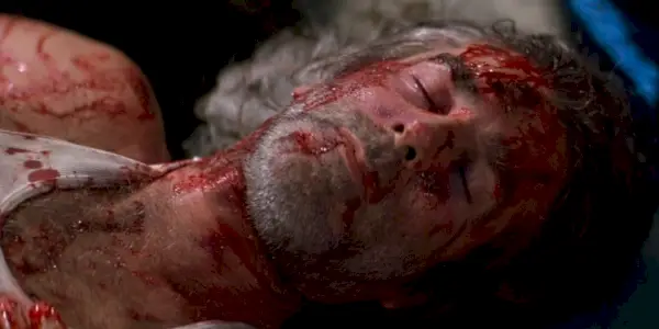 Sam Elliott como Wade Garrett, recientemente asesinado y cubierto de sangre, en Road House 1989.