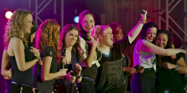 The Bellas fejrer på scenen i Pitch Perfect.
