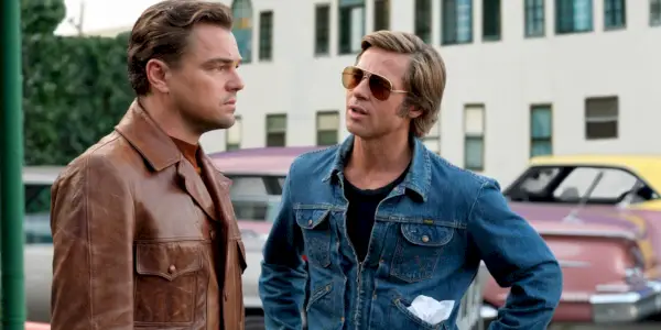 Brad Pitt sa rozpráva s Leonardom DiCapriom vo filme Quentin Tarantino
