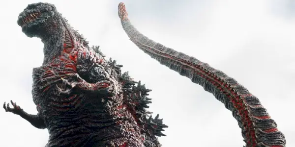 Shin Godzilla avec une peau rouge éclatante.
