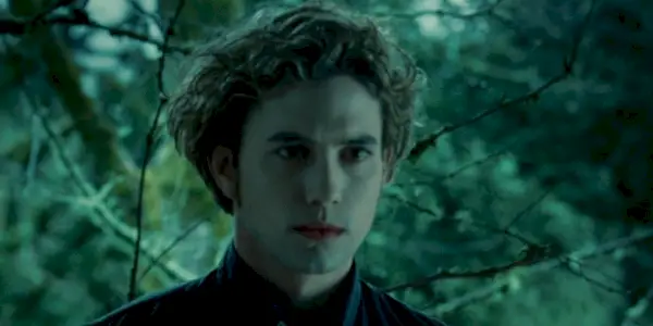 Twilight에서 나무 앞의 Jasper Hale 역을 맡은 Jackson Rathbone