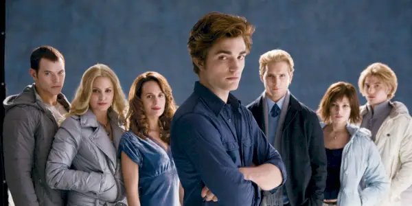Twilight Saga의 Cullen 가족: Emmett, Rosalie, Esme, Edward, Carlisle, Alice, Jasper