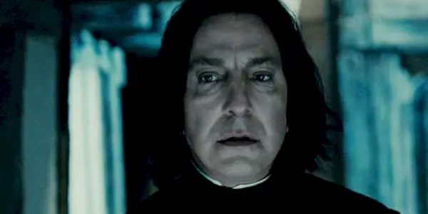 Severus Snape wygląda poważnie w Harrym Potterze.