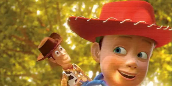 Andy ve svém červeném kovbojském klobouku s Woodym na rameni v Toy Story