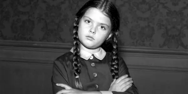 Lisa Loring som onsdag krydser armene i The Addams Family Sitcom