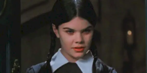 Nicole Fugere som onsdag Addams ser vred ud i The Addams Family Reunion
