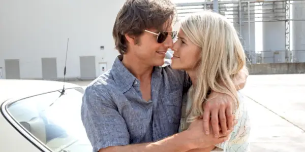 Barry (Tom Cruise) i Lucy (Sarah Wright) obejmują się w stylu amerykańskim
