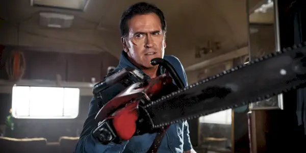 Ash avec un bras de tronçonneuse dans Ash vs Evil Dead