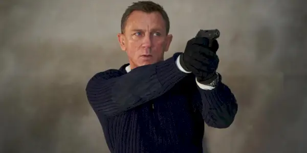 James Bond (Daniel Craig) retter sin pistol mod en usynlig fjende i No Time to Die