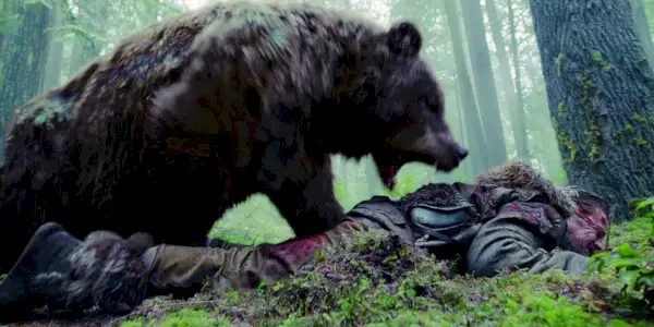 Leonardo DiCaprio ako Hugh Glass je vo filme The Revenant zbitý medveďom.