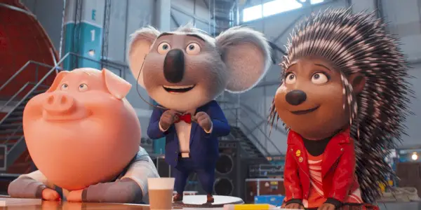Prase, koala a prcupin sledují někoho na pódiu ve hře Sing 2