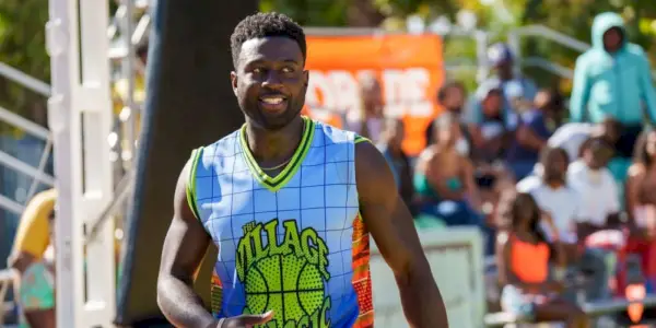 Sinqua Walls smiler til en basketballkamp i White Men Can