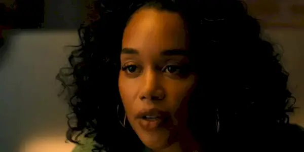 Laura Harrier ser seriøs ud i White Men Can