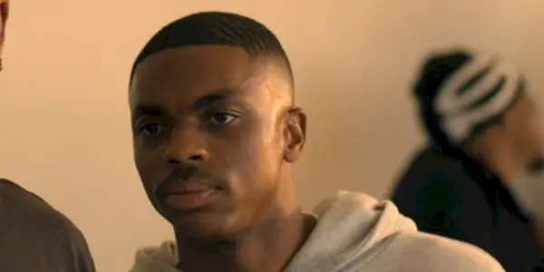 Vince Staples taler med nogen uden for skærmen i White Men Can