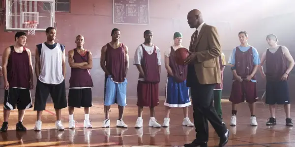 코치 카터(Coach Carter)에서 농구 코트의 카터 코치 역을 맡은 사무엘 L 잭슨(Samuel L Jackson)