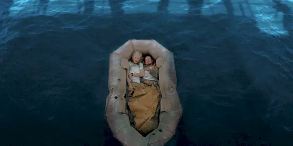 Zamperini sur un radeau dans Unbroken.