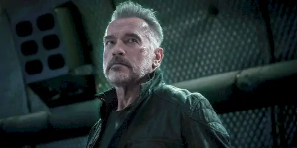 『ターミネーター:ニュー・フェイト』で真剣な表情を見せるT-800