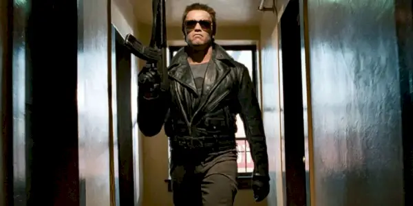 アーノルド・シュワルツェネッガー、『ターミネーター』でサングラスに銃を構えたT-800役